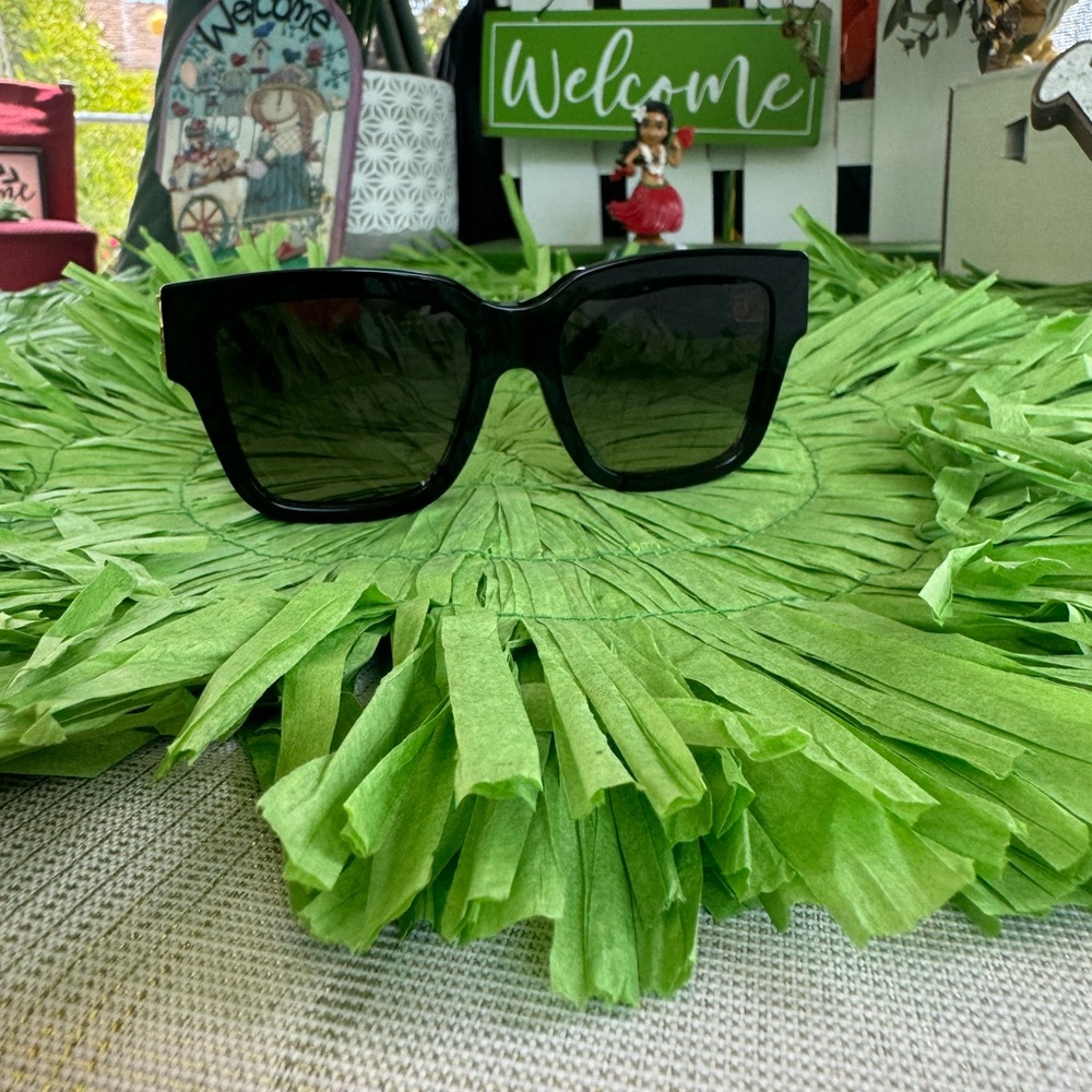 Authentic Louis Vuitton Link sunglasses.